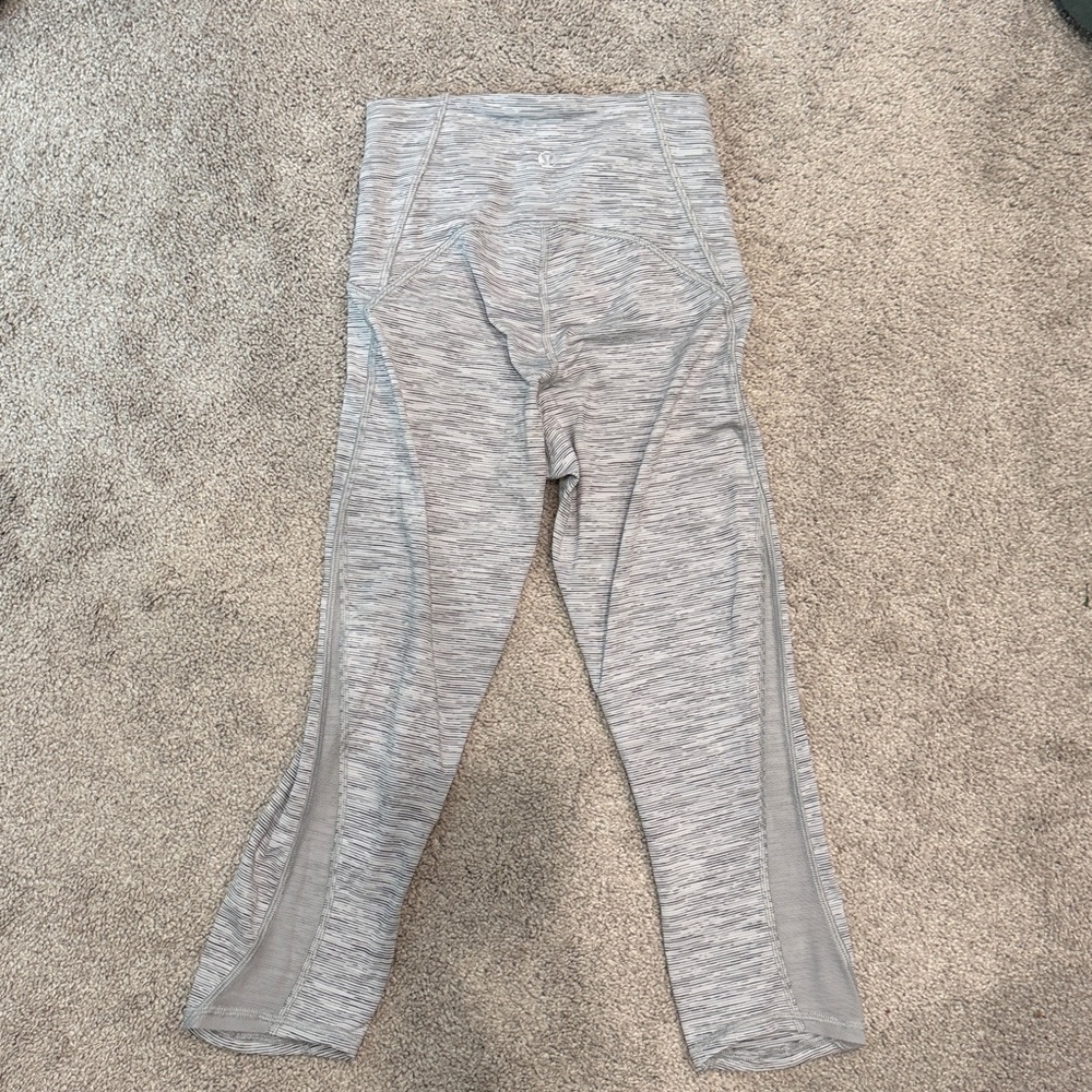 Lululemon women’s high waist Gray white capris with mesh side paneling